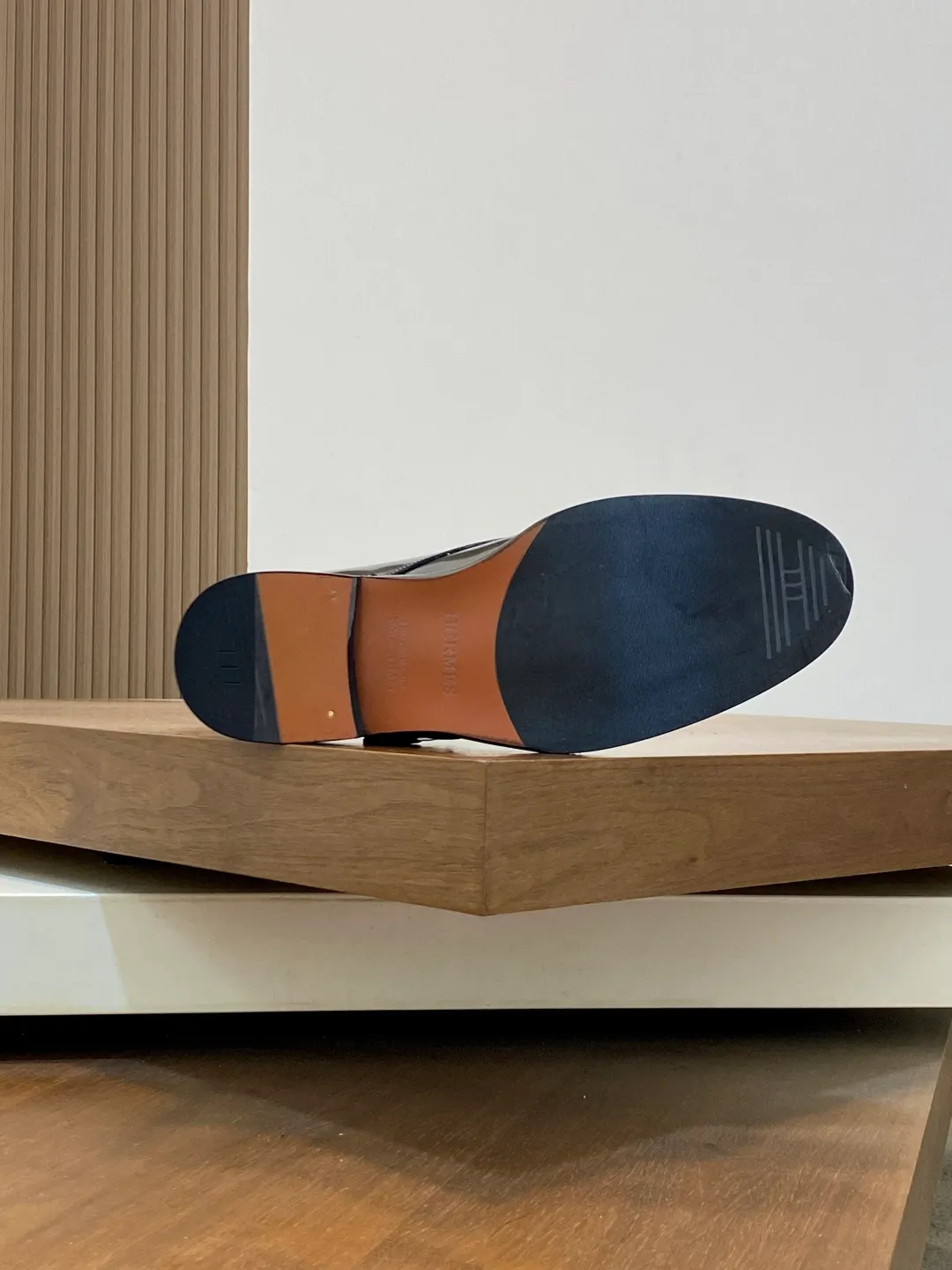 Men's shoes 💰780 HERMES/Hermès GAME slip-on loafers. These loafers are made of matte frosted calfskin. They are equipped with functional Kelly shoe buckles to easily create a fashionable urban style. They are equipped with genuine leather welts and lightweight grooved rubber foam outsole. They have genuine calfskin lining and silk-screen logo feet. They are slip-on design. They are novel and fashionable, with a handsome upper. Comes with a dust bag in the original box! Size: 39-40-41-42-43-44 standard leather shoe size (38/45 can be customized but does not support returns)